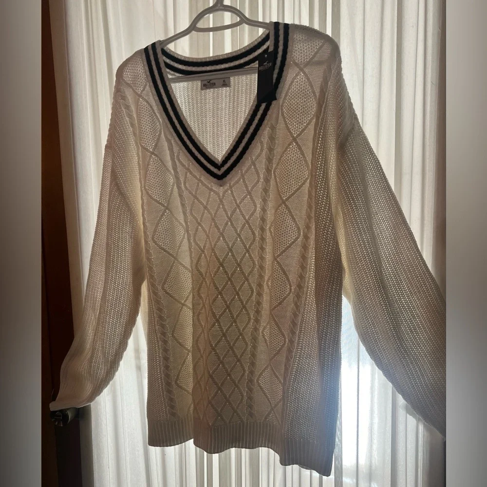 NWT/ HOLLISTER LADIES V-NECK SWEATER, SIZE XL, RETAIL $45 - Picture 1 of 3